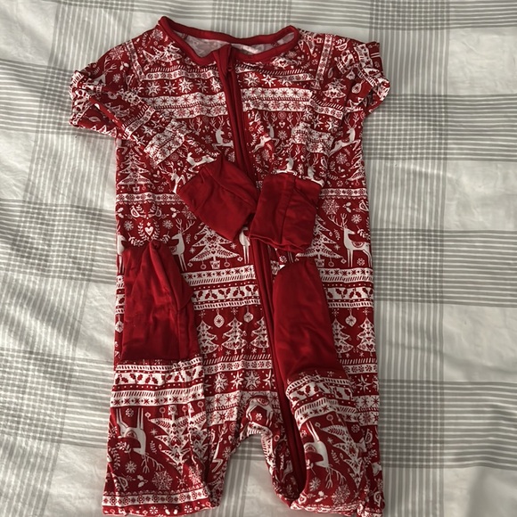 Excellent condition Christmas 6-12 month sleeper - Picture 2 of 3
